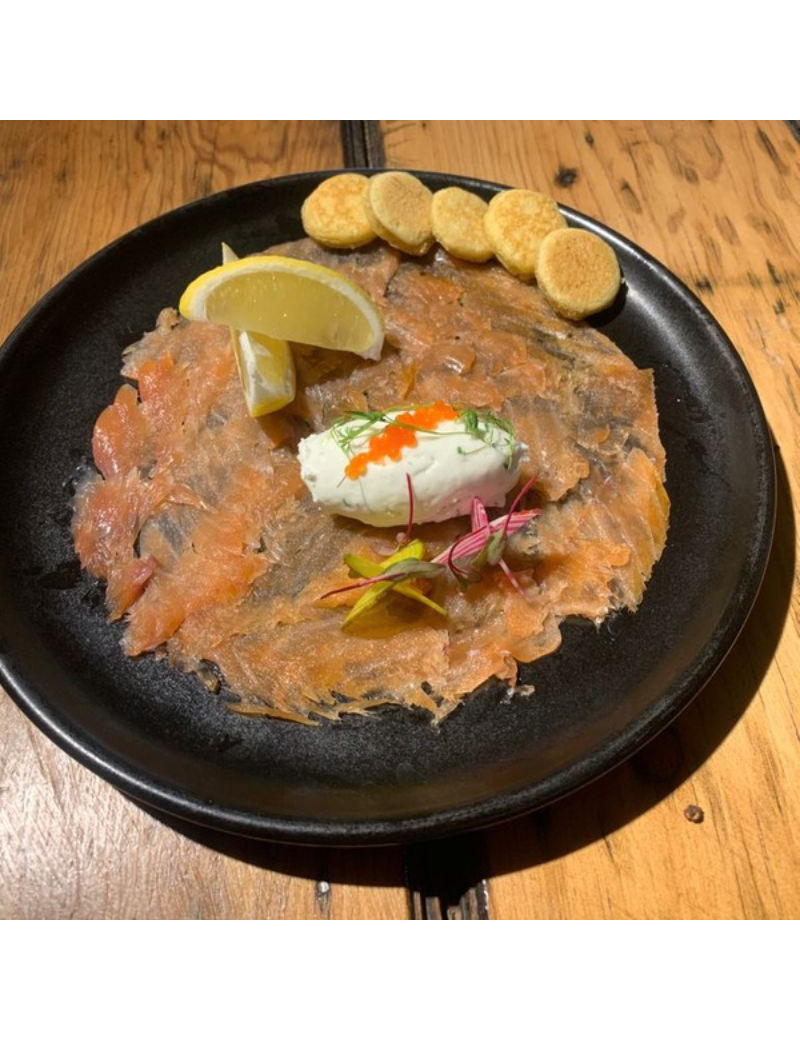 Salmon ahumado casero (100gr), crema batida y caviar de pescado