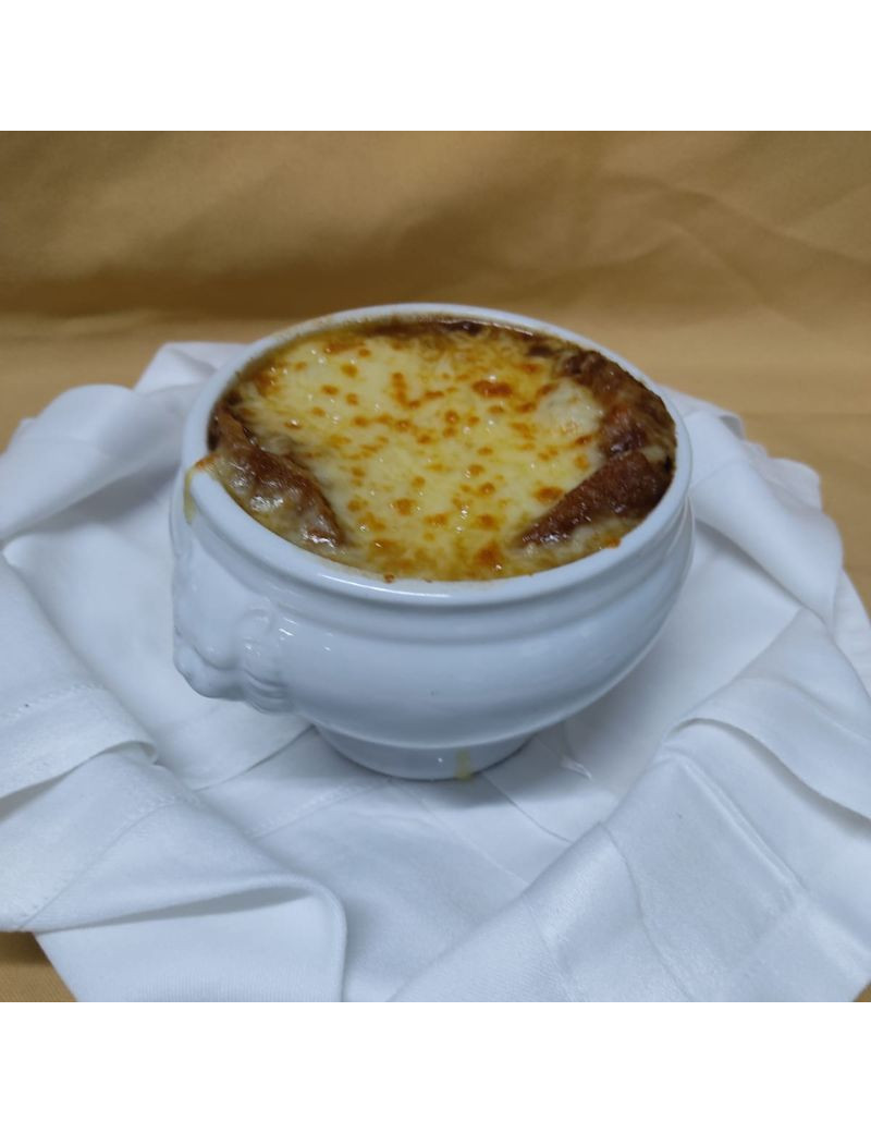 Sopa de cebolla con queso gruyere y crotones