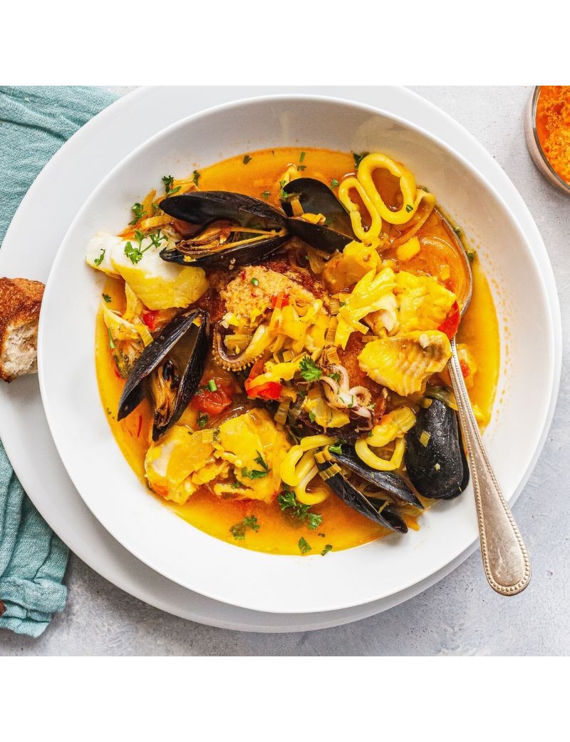 Bouillabaisse (con trozos de pescados y verduras, rouille, crotones y queso rayado). 250 ml